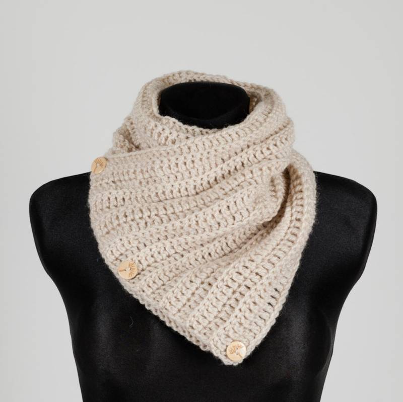Creme Chunky Schal Holzknöpfe Wrap Häkeln Cowl Strickschal Knopf-Schal Snood Boston Hafen Halswärmer Handgemachter von RamuneCrochet