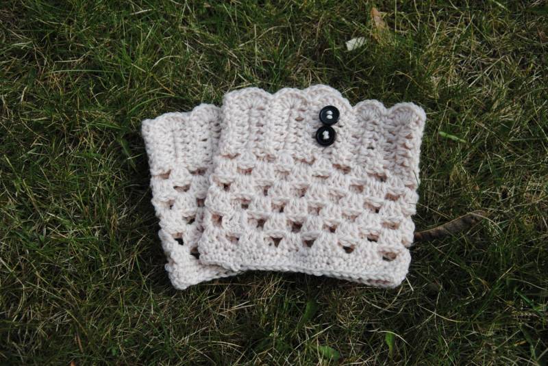 Creme Stiefel Manschetten Mit Knopf/Boot Topper Liner Häkeln Beinwärmer Hohe Socken Frauen Teen Mädchen Bereit, Geschenk-Idee Zu Versenden von RamuneCrochet