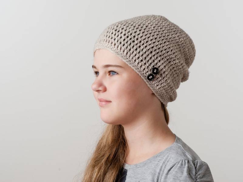 Gehäkelte Haferflocken Beanie in Slouchy Mit Knöpfen. Handgemachte Mütze Für Den Frühling. Wolle Ohrwärmer. Dicker Grobstrick Stirnwärmer von RamuneCrochet