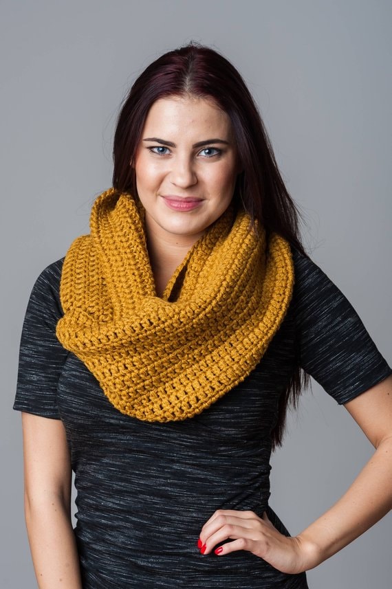 Gehäkelter Schlauchschal, Senffarbener Großer Gehäkelter Damen Herren Winterschal, Oversized Schal von RamuneCrochet