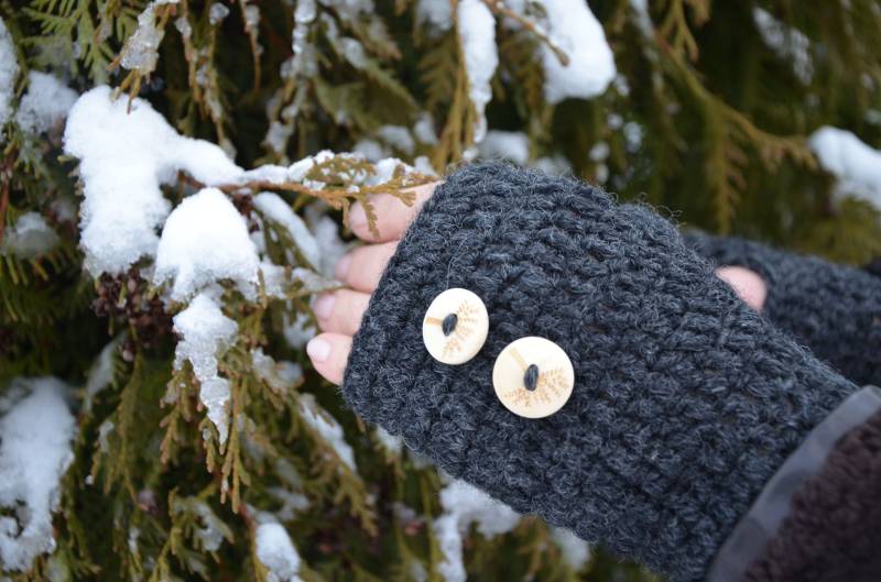Graue Armstulpen Für Frauen Oder Männer, Fingerlose Handschuhe Aus Wolle, Mit Holzknöpfen Gehäkelt von RamuneCrochet