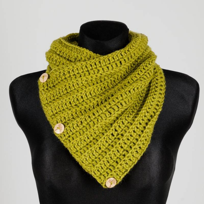 Lindgrün Chunky Schal Holzknöpfe Wrap Häkeln Cowl Strickschal Knopf-Schal Snood Boston Hafen Halswärmer Handarbeit von RamuneCrochet