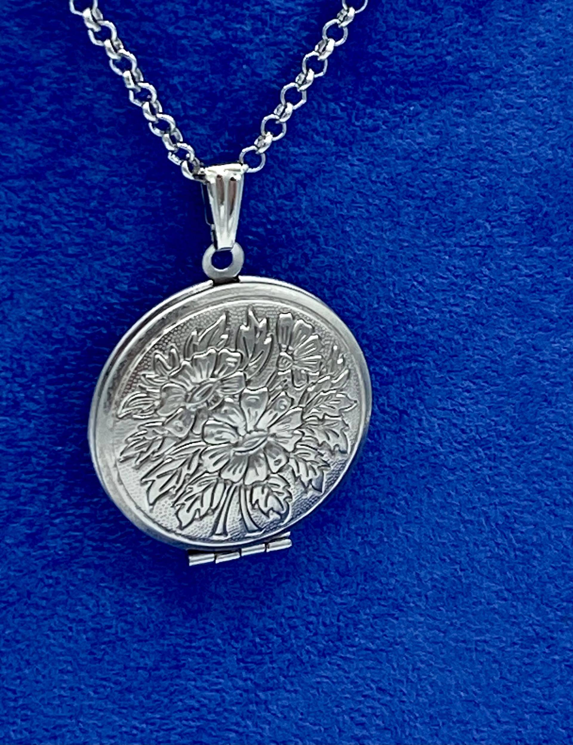 Silber Edelstahl Foto Locket Mit Detaillierten Gravierten Gänseblümchen Blumenmuster Halskette Silber Edelstahl Foto Locket Mit Detaillierten Gravierten Gänseblümchen Blumenmuster Halskette von RamusCharms