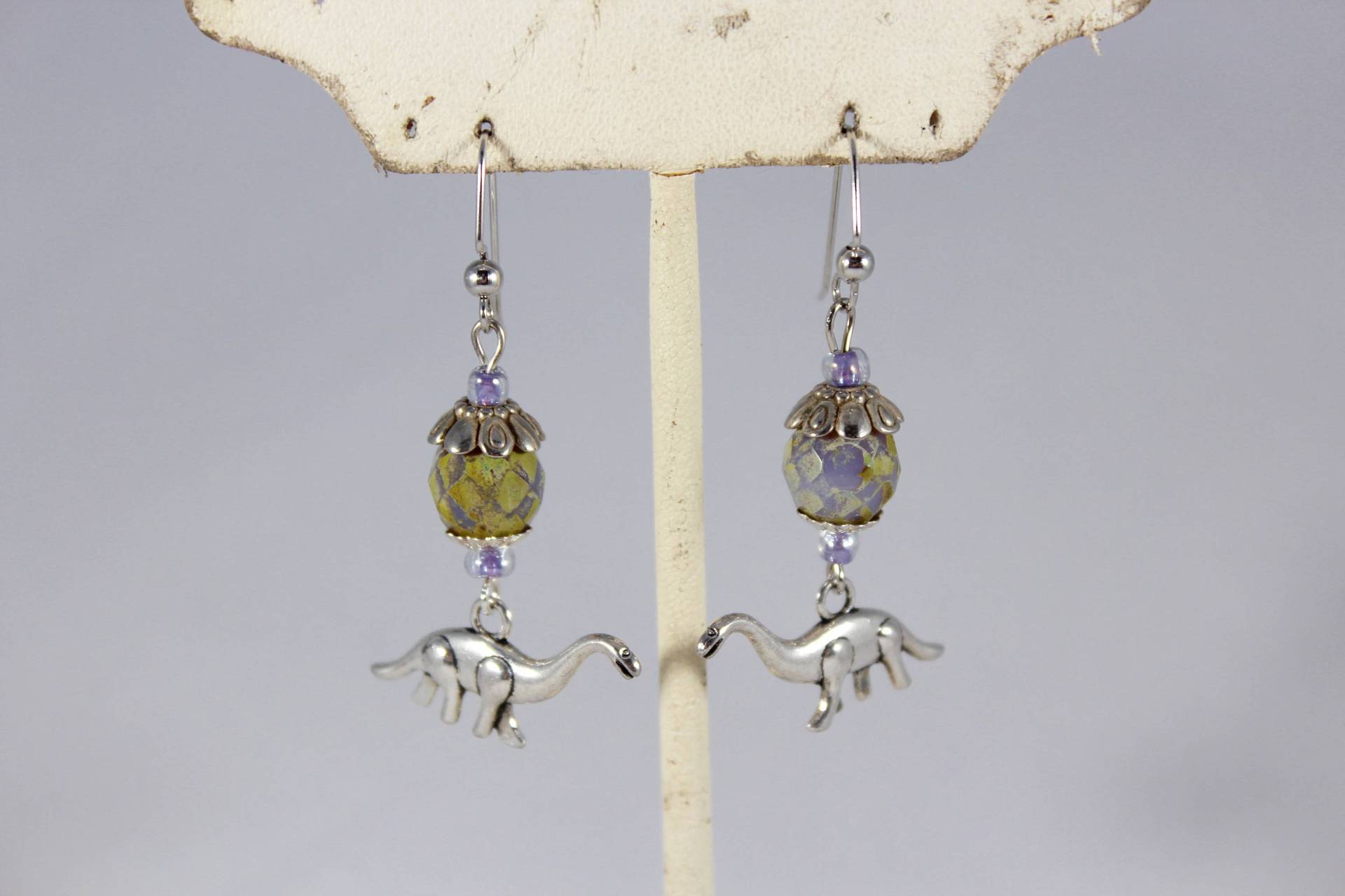 Dinosaurier Glas Perlen Ohrringe-Jewlery-Boho-Festival Mode-Dino-Jurassic-Fun Zubehör-Brontosaurus-Charm-Geschenk Ideen-Trendy-Leichtgewicht Dinosaurier Glas Perlen Ohrringe-Jewlery-Boho-Festival Mode-Dino-Jurassic-Fun Zubehör-Brontosaurus-Charm-Geschenk Ideen-Trendy-Leichtgewicht von RanchoAlpino