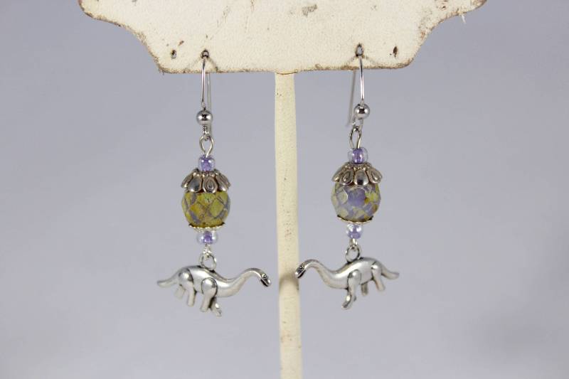 Dinosaurier Glas Perlen Ohrringe-Jewlery-Boho-Festival Mode-Dino-Jurassic-Fun Zubehör-Brontosaurus-Charm-Geschenk Ideen-Trendy-Leichtgewicht Dinosaurier Glas Perlen Ohrringe-Jewlery-Boho-Festival Mode-Dino-Jurassic-Fun Zubehör-Brontosaurus-Charm-Geschenk Ideen-Trendy-Leichtgewicht von RanchoAlpino
