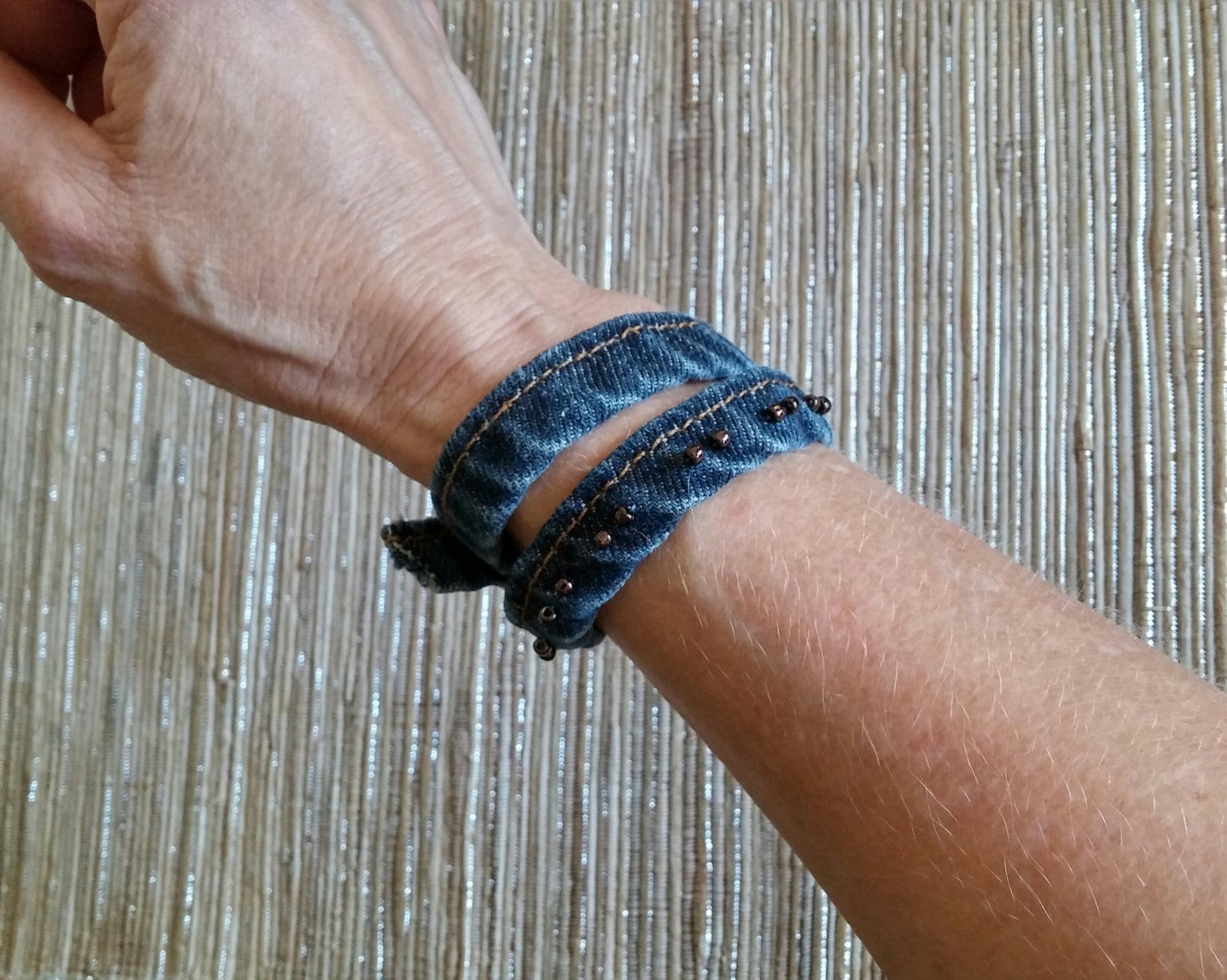 Armband Blau Jeans, Wickelarmband Denim, Upcycled Schmuck Kupfer Metallic Perlen, Recyceltes Rustikale Kleidung 28 Armband Blau Jeans, Wickelarmband Denim, Upcycled Schmuck Kupfer Metallic Perlen, Recyceltes Rustikale Kleidung 28 von RanchoArt