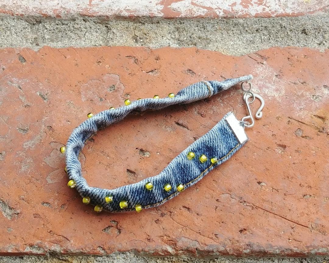 Armband Denim, Blau Jeans, Upcycled Glasperlen Gelb, Schmuck Jeans Recycelt Armband, Boho Geschenk, Geschenk Für Sie W34 Armband Denim, Blau Jeans, Upcycled Glasperlen Gelb, Schmuck Jeans Recycelt Armband, Boho Geschenk, Geschenk Für Sie W34 von RanchoArt