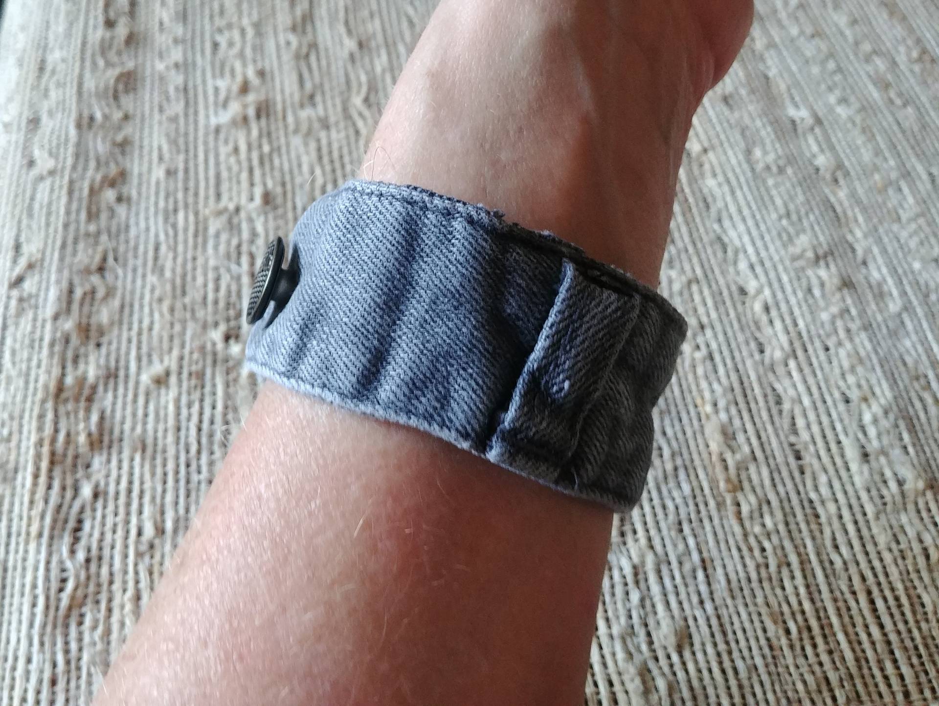 Manschette Armband Denim, Grau Denim Armband, Jeans, Recycling-Denim, Unisex Manschette, Geschenk Für Ihn Oder Ihre W42 Manschette Armband Denim, Grau Denim Armband, Jeans, Recycling-Denim, Unisex Manschette, Geschenk Für Ihn Oder Ihre W42 von RanchoArt