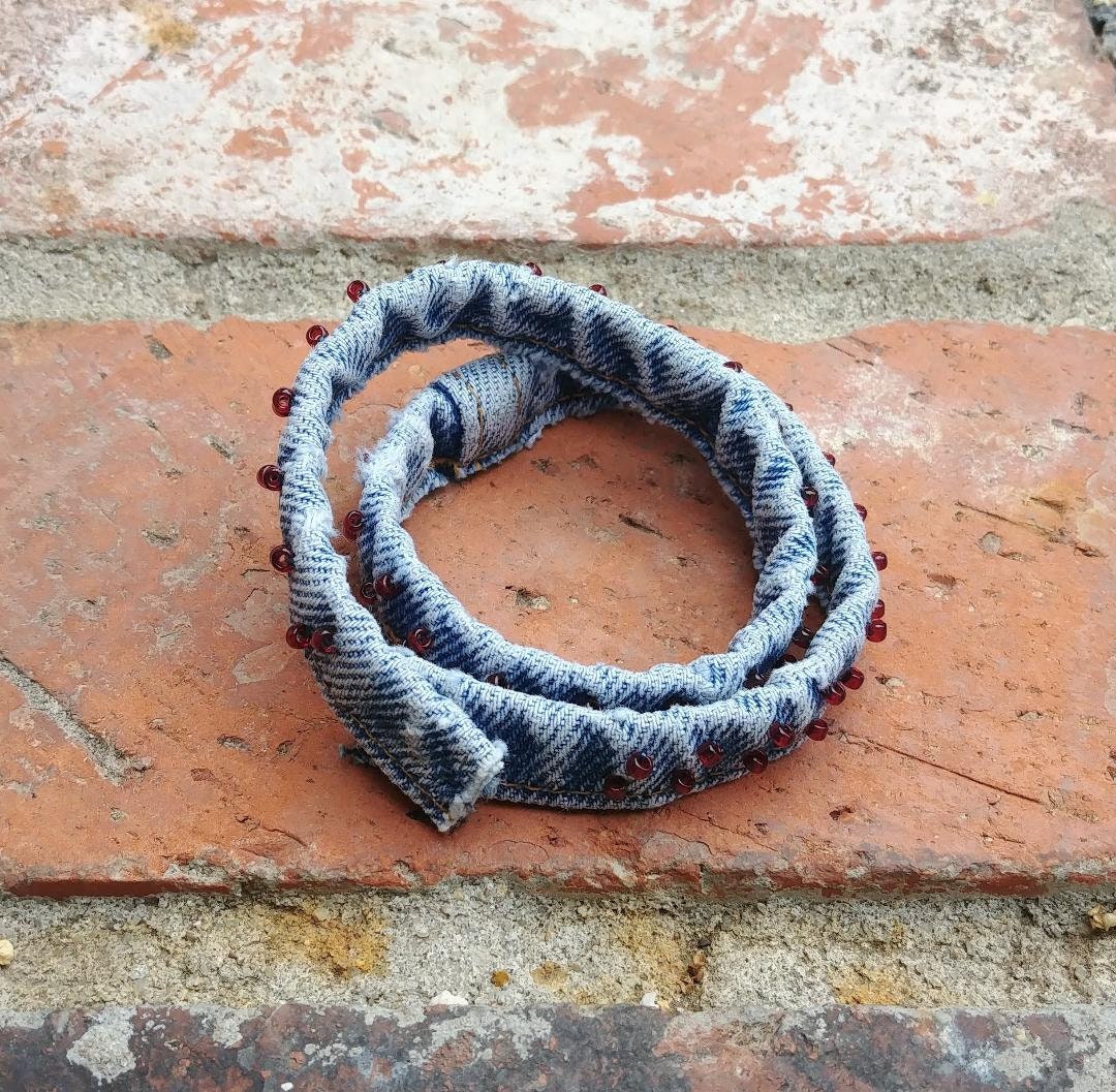 Wickelarmband Denim, Armband Jeans Blau, Upcycled Schmuck Rotweinperlen, Recycelt, Geschenk Für 23 Wickelarmband Denim, Armband Jeans Blau, Upcycled Schmuck Rotweinperlen, Recycelt, Geschenk Für 23 von RanchoArt