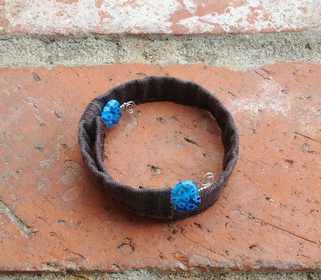 Wickelarmband Denim, Blumenherzen Perlen, Braun Jeans, Upcycled W26 Wickelarmband Denim, Blumenherzen Perlen, Braun Jeans, Upcycled W26 von RanchoArt
