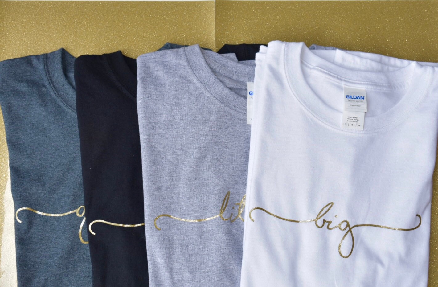 Runde Neck - Karat Gold Griechisch Kollektion Sparkle Handschrift Script Sorority Rundhals-T-Shirts von RandDDesignsILM