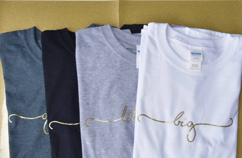 Runde Neck - Karat Gold Griechisch Kollektion Sparkle Handschrift Script Sorority Rundhals-T-Shirts von RandDDesignsILM