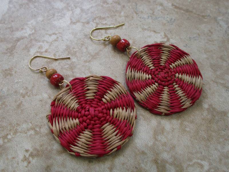 Dunkelrote Und Tan Iraca Ohrringe | Faser 14K Gold Filled Ohrdrähte von RandallVDesigns