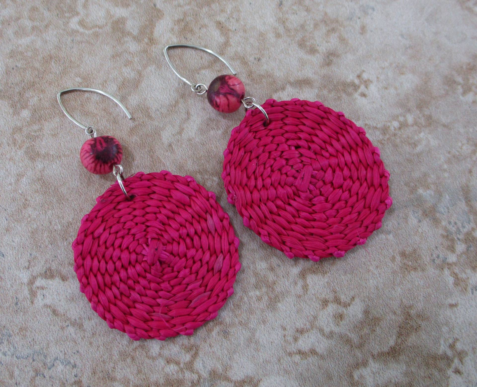 Fuchsia Iraca Faser Ohrringe - Boho Gewebte von RandallVDesigns