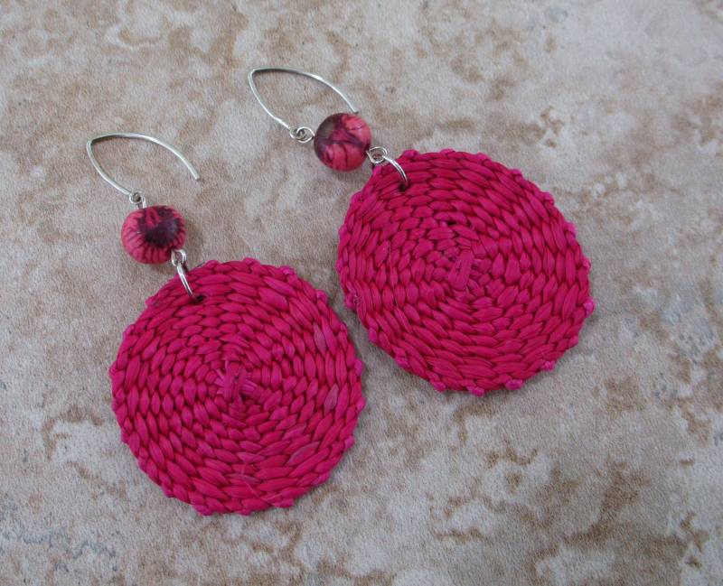 Fuchsia Iraca Faser Ohrringe - Boho Gewebte von RandallVDesigns
