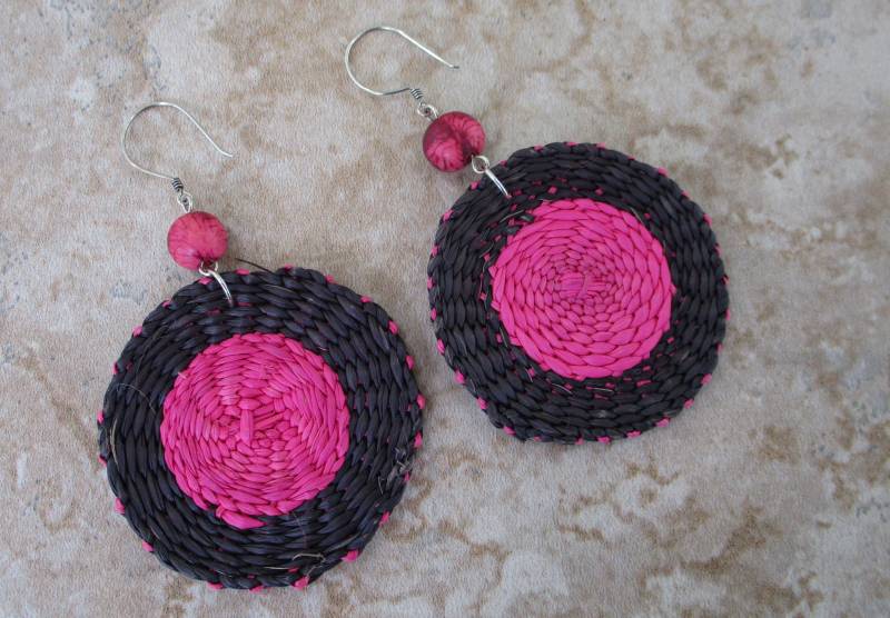 Fuchsia Iraca Faser Ohrringe - Boho Gewebte von RandallVDesigns