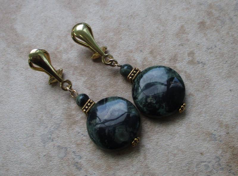 Grüne Ohrclips | Stein Kambaba Münzförmige Steine von RandallVDesigns