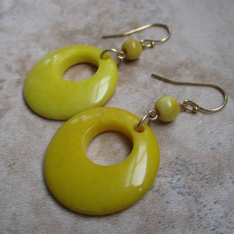 Kleine Gelbe Tagua Ohrringe | Gold Filled Ohrstecker Nuss Hoop von RandallVDesigns