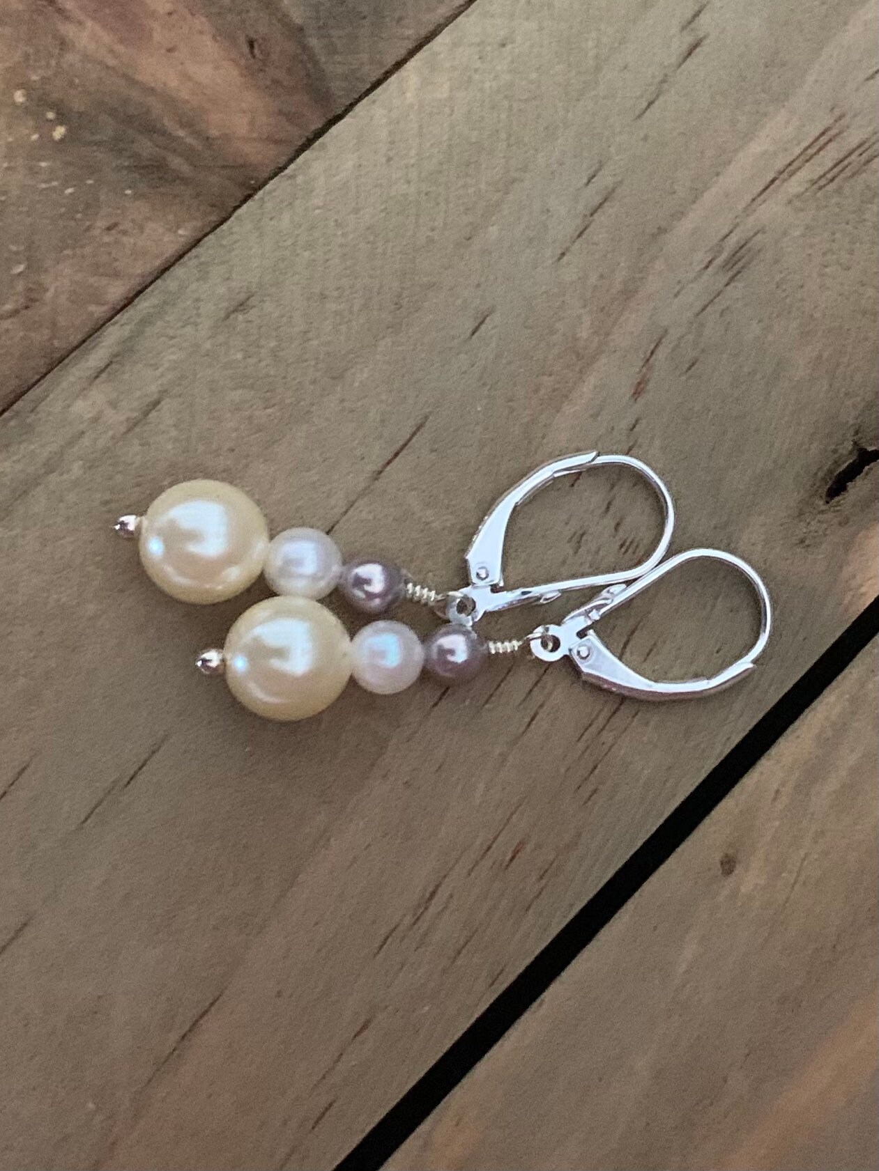 Gelbe, Weiße Und Braune Akoya-Perlenohrringe Gelbe, Weiße Und Braune Akoya-Perlenohrringe von RandomPearlsDesigns