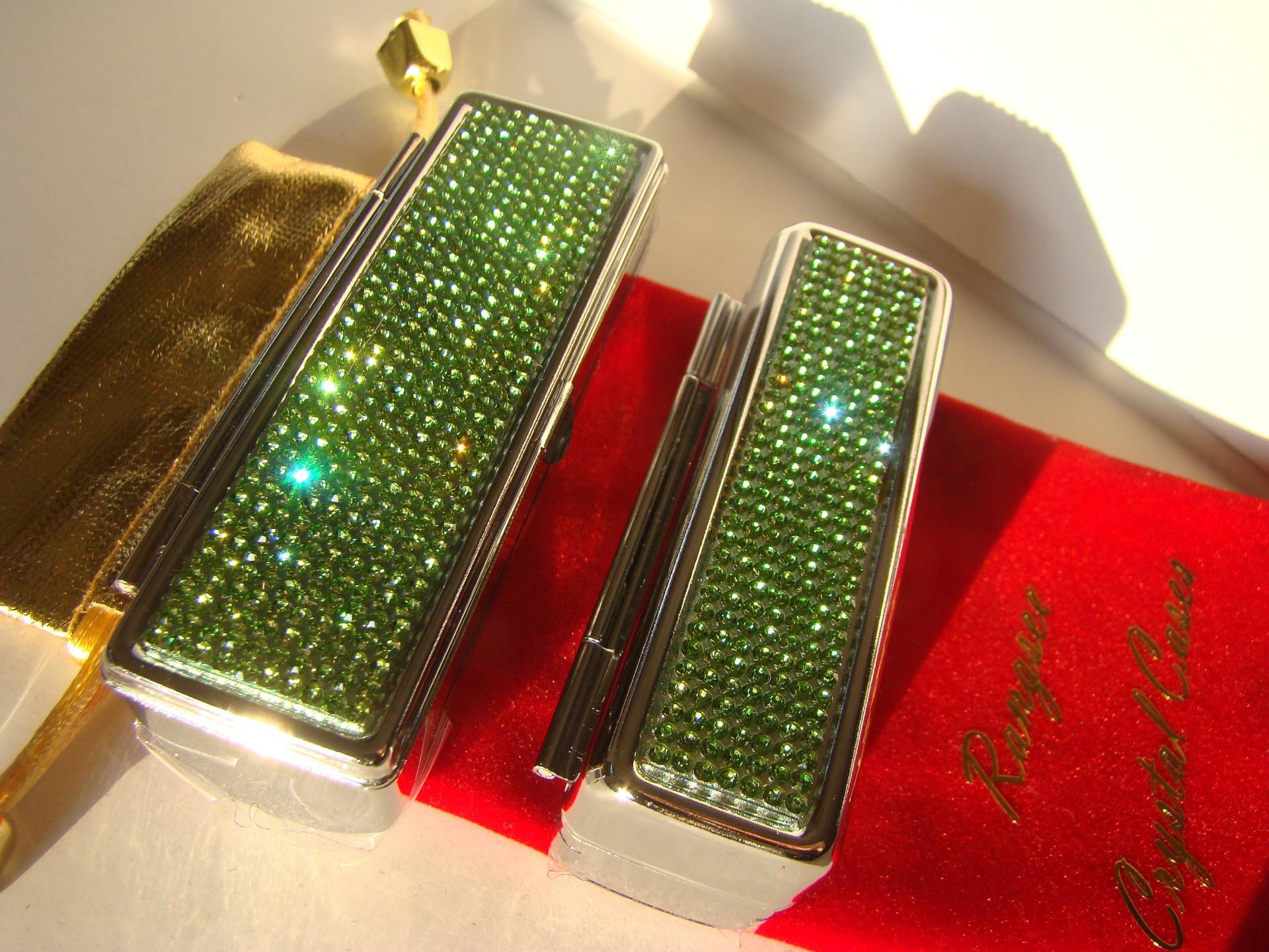 Grüne Peridot Strass Kristalle Auf Lippenstift Etui/Lipstick Box/Lippenstift Halter Mit Spiegel | Roter Samtbeutel Enthalten Grüne Peridot Strass Kristalle Auf Lippenstift Etui/Lipstick Box/Lippenstift Halter Mit Spiegel | Roter Samtbeutel Enthalten von RangseeCrystalCases