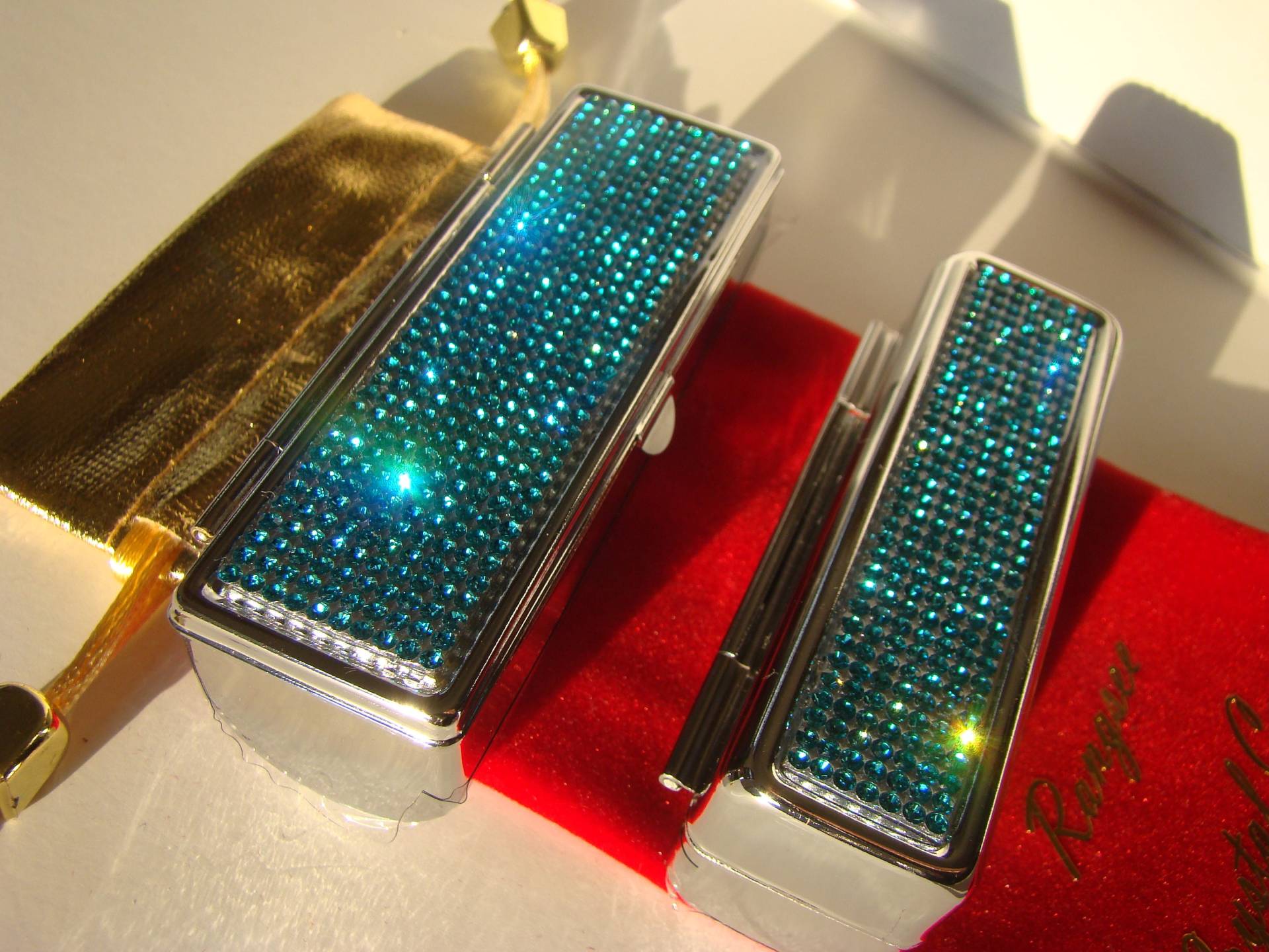 Lippenstift-Kasten Mit Spiegel, Lippenstift-Box, Lippenstifthalter, Aquamarinblaue | Dunkel Strasskristalle Lippenstift-Kasten Mit Spiegel, Lippenstift-Box, Lippenstifthalter, Aquamarinblaue | Dunkel Strasskristalle von RangseeCrystalCases