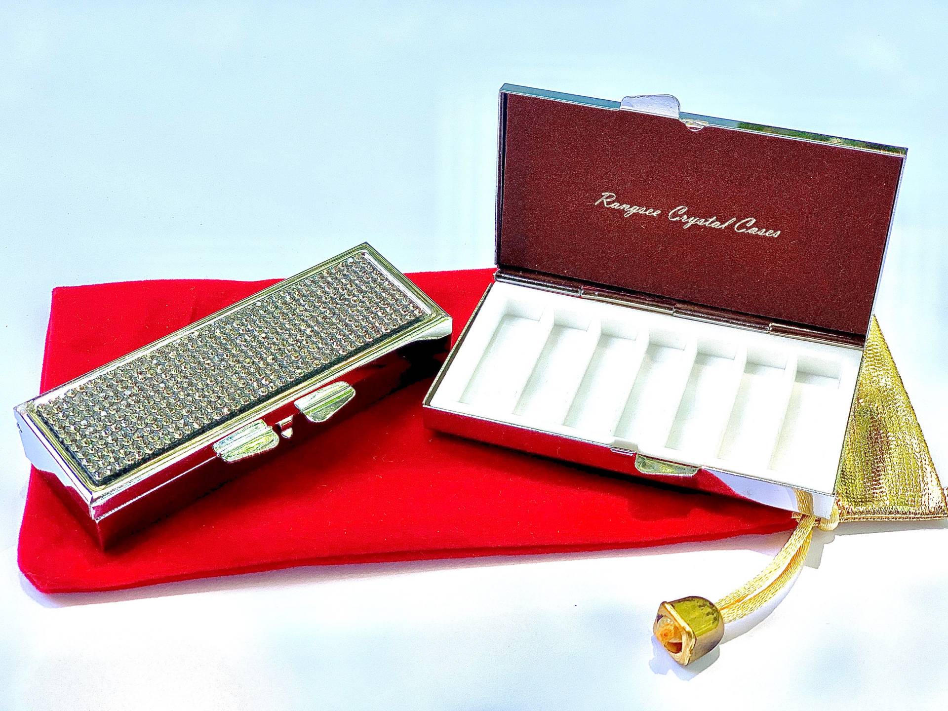 Pillendose/Mit Klaren Diamanten | Roter Samtbeutel Inklusive Pillendose/Mit Klaren Diamanten | Roter Samtbeutel Inklusive von RangseeCrystalCases