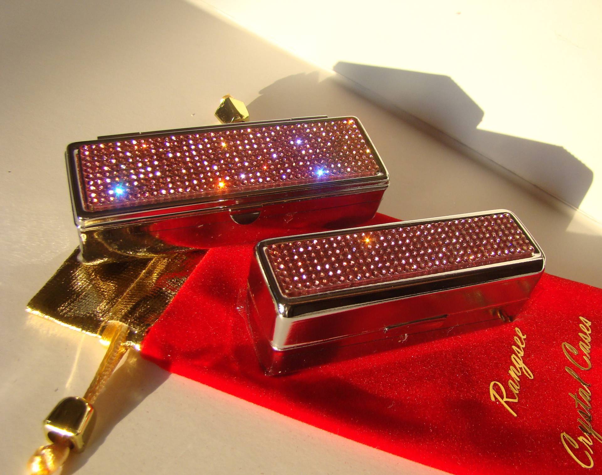 Rosa Rosen Strass-Kristalle Auf Einem Lippenstift-Etui/Lipstick-Box/Lippenstift-Halter Mit Spiegel | Roter Samtbeutel Enthalten Rosa Rosen Strass-Kristalle Auf Einem Lippenstift-Etui/Lipstick-Box/Lippenstift-Halter Mit Spiegel | Roter Samtbeutel Enthalten von RangseeCrystalCases