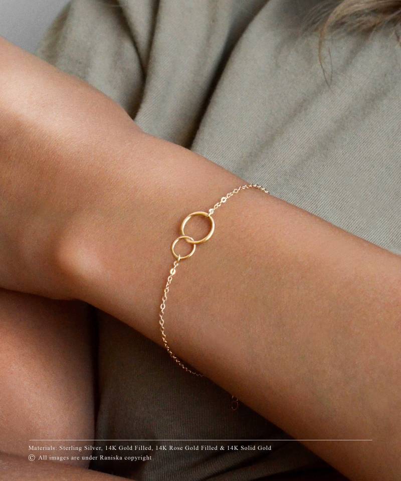 Paige 14K Gold Fill Sterling Silber Armband Mit Zwei Verknüpften Kreisen Eternity Karma Freundschaftsarmband Brautjungfer Geschenke Paige 14K Gold Fill Sterling Silber Armband Mit Zwei Verknüpften Kreisen Eternity Karma Freundschaftsarmband Brautjungfer Geschenke von RaniskaByRani