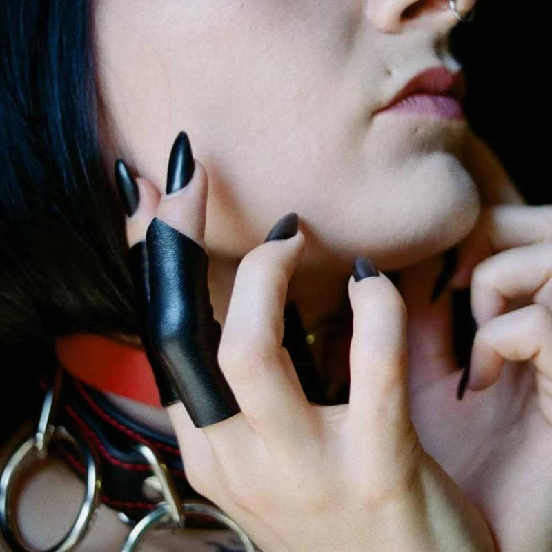 Tänzerin Leder Spitzenring Geschenk Bühne Ring Accessoire Kunstleder Schwarz Manschette Urban Künstlerisch Vegan Schmuck Künstler Tänzerin Leder Spitzenring Geschenk Bühne Ring Accessoire Kunstleder Schwarz Manschette Urban Künstlerisch Vegan Schmuck Künstler von Rannka