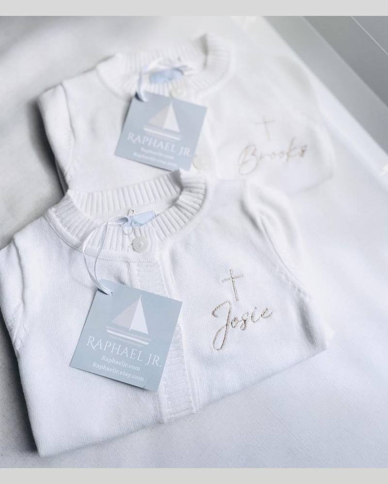 Baby Junge Oder Mädchen Weiß Taufe Strickjacke Pullover Mit Personalisiertem Stickmonogramm von RaphaelJr