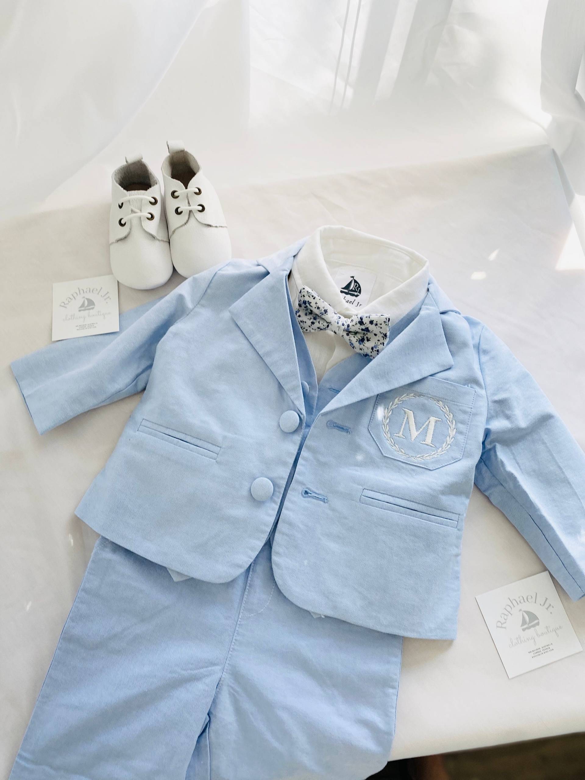 Jungen Kompletter Anzug Mit Babyblau Shorts, Weste, Fliege, Weißes Leinenhemd, Hosenträger Und Optional Jacke, Mütze, Schuhe von RaphaelJr