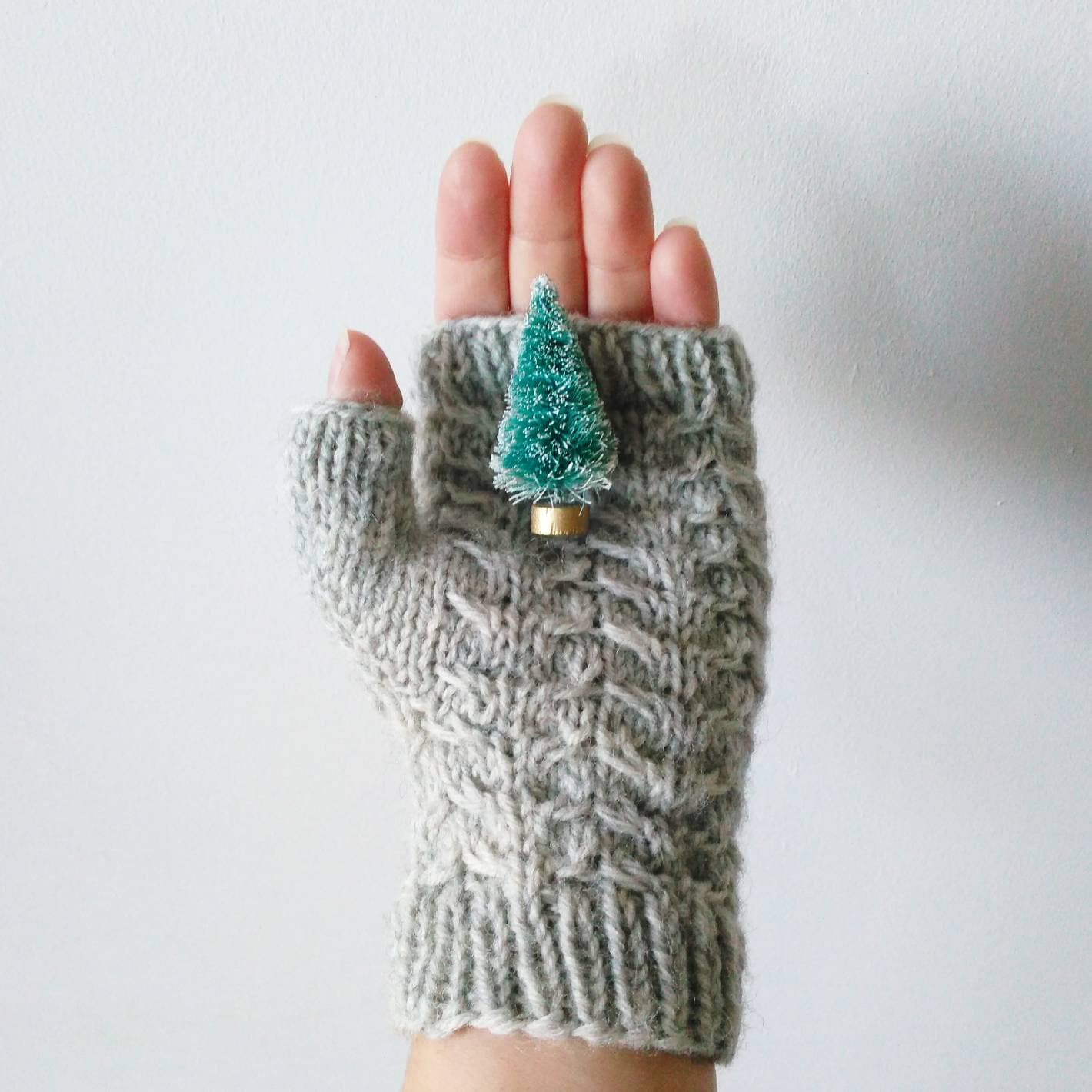 Handgefertigte Wolle Handstulpen Mit Zopfmuster - Schneeflocken in Grauer Oder Rosa von RaquelAdanero