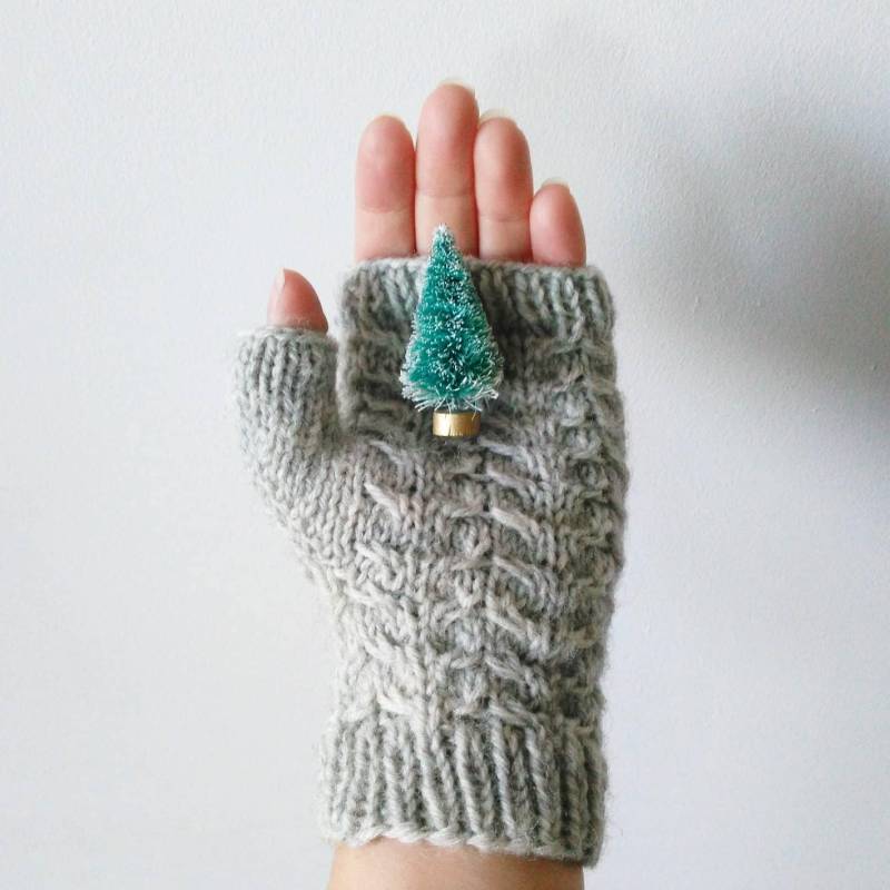 Handgefertigte Wolle Handstulpen Mit Zopfmuster - Schneeflocken in Grauer Oder Rosa von RaquelAdanero