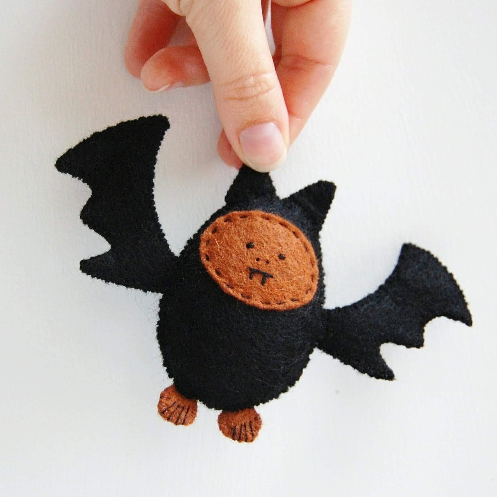 Handgemachte Halloween Broschen Boo Ein Gespenst - Vlad, Die Fledermaus Die Fast Schwarze Katze Handgemachte Halloween Broschen Boo Ein Gespenst - Vlad, Die Fledermaus Die Fast Schwarze Katze von RaquelAdanero