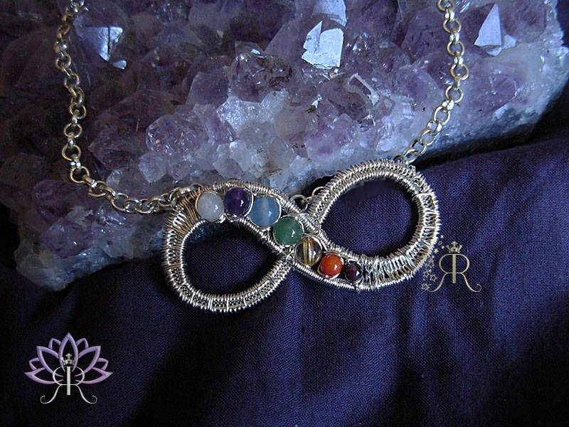7 Chakra Infinity Anhänger - Ausgleichende Und Ausrichtende Energie Heilung Anhänger Halskette - Sterling Silber Halskette 7 Chakra Infinity Anhänger - Ausgleichende Und Ausrichtende Energie Heilung Anhänger Halskette - Sterling Silber Halskette von RaquelChelouche