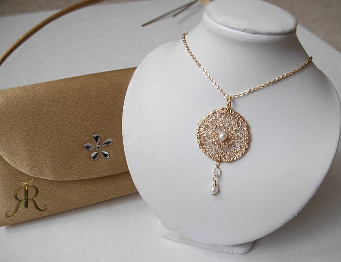 Gold Kreis Pendand Mit Weißen Perlen Und Funkelndem Swarovski Kristall Gold Kreis Pendand Mit Weißen Perlen Und Funkelndem Swarovski Kristall von RaquelChelouche