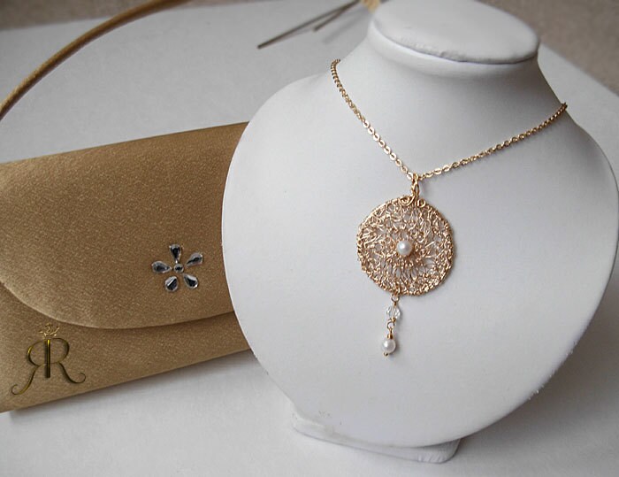 Gold Kreis Pendand Mit Weißen Perlen Und Funkelndem Swarovski Kristall Gold Kreis Pendand Mit Weißen Perlen Und Funkelndem Swarovski Kristall von RaquelChelouche