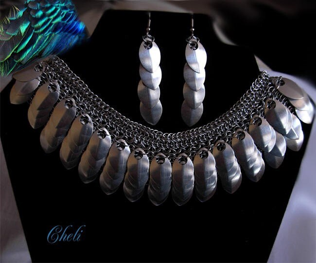 Königliche Metall Federn Halskette Und Ohrringe Set Königliche Metall Federn Halskette Und Ohrringe Set von RaquelChelouche