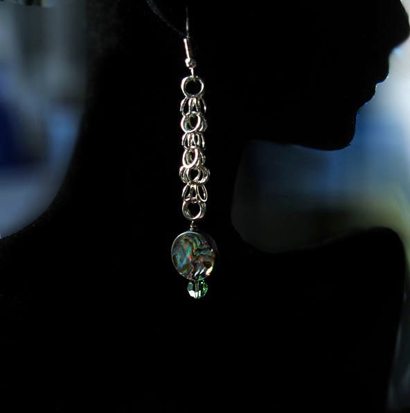 Shaggy Loops Chainmaille Sterling Silber Ohrringe Mit Paua Abalone Und Grünen Kristallen Shaggy Loops Chainmaille Sterling Silber Ohrringe Mit Paua Abalone Und Grünen Kristallen von RaquelChelouche