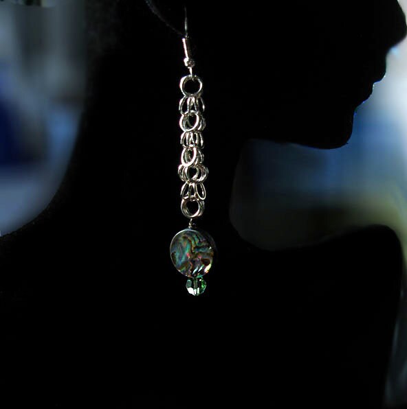 Shaggy Loops Chainmaille Sterling Silber Ohrringe Mit Paua Abalone Und Grünen Kristallen Shaggy Loops Chainmaille Sterling Silber Ohrringe Mit Paua Abalone Und Grünen Kristallen von RaquelChelouche