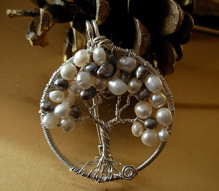 Weiße Und Graue Süßwasserperlen Sterling Silber Baum Des Lebens Pin/Anhänger -Symbol Weibliche Weisheit - Handgemacht- 2 in 1 Weiße Und Graue Süßwasserperlen Sterling Silber Baum Des Lebens Pin/Anhänger -Symbol Weibliche Weisheit - Handgemacht- 2 in 1 von RaquelChelouche