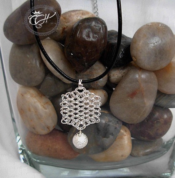 sterling Silber Drachenschuppen Anhänger Mit Weißen Perle Am Lederband sterling Silber Drachenschuppen Anhänger Mit Weißen Perle Am Lederband von RaquelChelouche