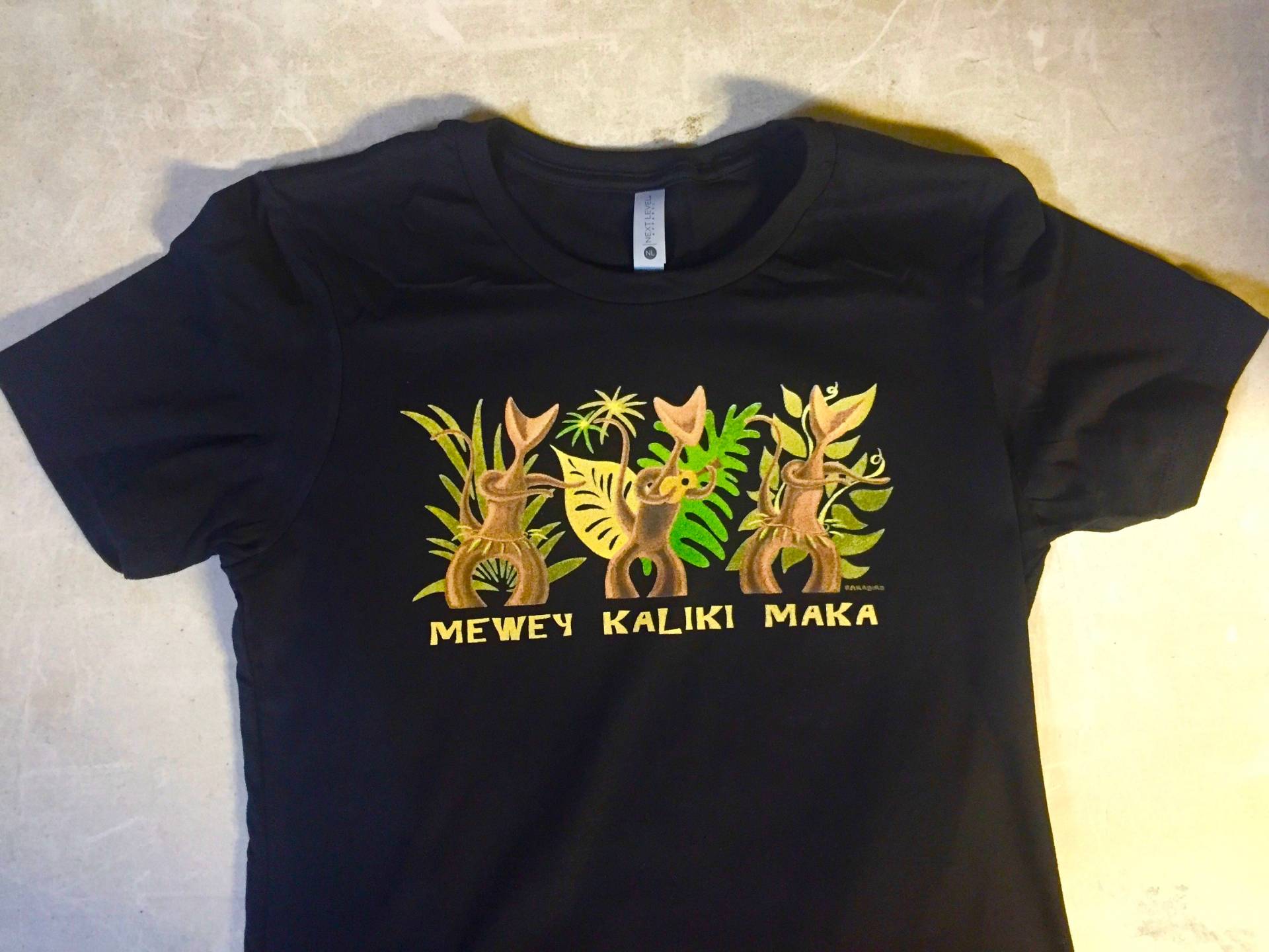 Mewey Kaliki Maka T-Shirt | Mit Titel Wörter Hula Kitties Katzen Ukulele Holz Kitschy Kitty Skulpturen Figuren Rarabird Kunst Malerei von RarabirdArt