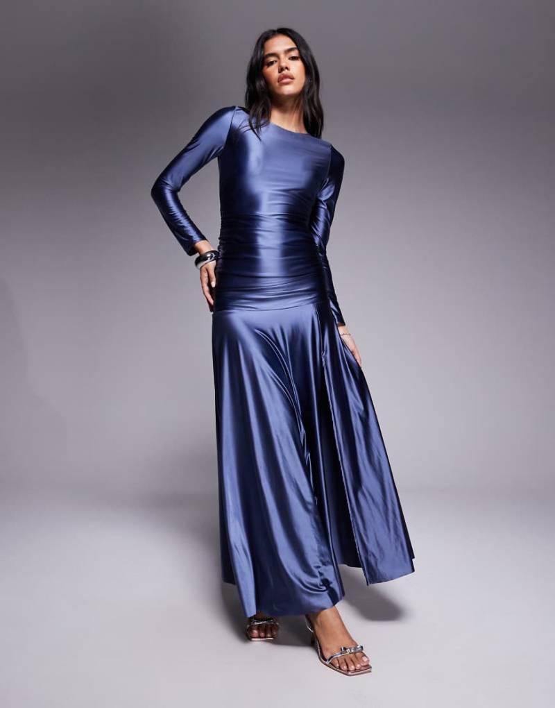 Rare London - Maxikleid aus Jersey-Satin in Dunkelblau mit luftigem Rock, geraffter Taille und Seitenschlitz-Marineblau von Rare