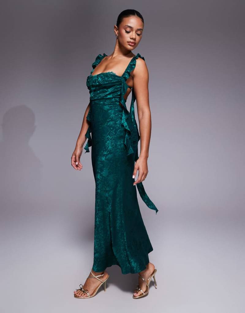 Rare London - Maxikleid aus Satin in Smaragdgrün mit Jacquardmuster, Spitzenverzierung an der Brust und Rüschendetails von Rare