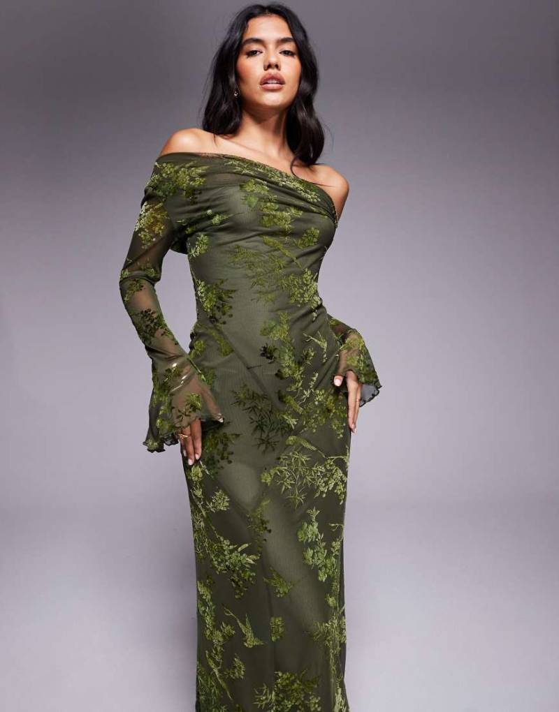 Rare London - Maxikleid in Olivgrün geblümt mit ausgestellten Ärmeln, abfallender Schulterpartie und Ausbrennermuster von Rare