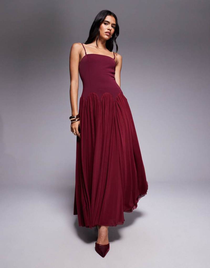 Rare London - Plissiertes Camisole-Maxikleid in Burgunderrot mit tiefer Taille mit Bogenkante von Rare