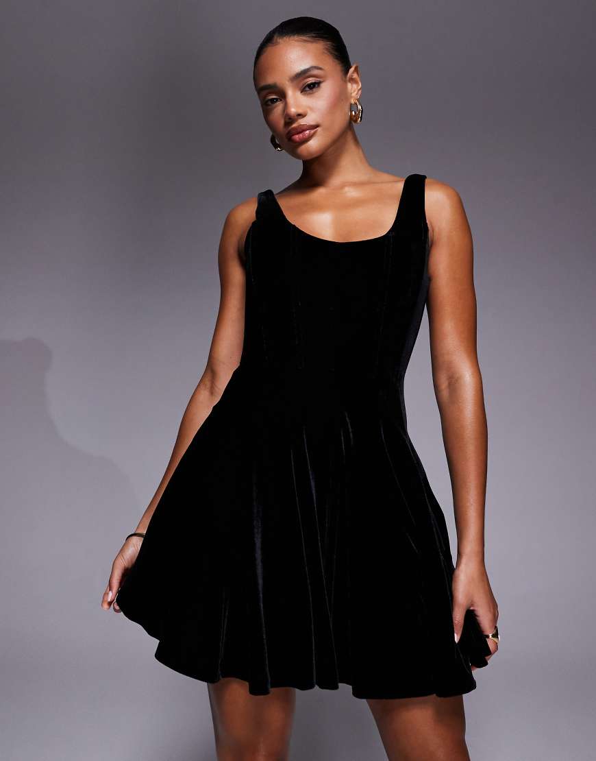 Rare London - Premium - Kurzes Skater-Kleid aus Samt in Schwarz mit Faltenrock und U-Ausschnitt Rare London - Premium - Kurzes Skater-Kleid aus Samt in Schwarz mit Faltenrock und U-Ausschnitt von Rare