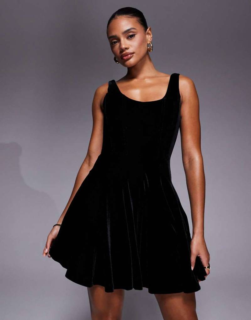 Rare London - Premium - Kurzes Skater-Kleid aus Samt in Schwarz mit Faltenrock und U-Ausschnitt Rare London - Premium - Kurzes Skater-Kleid aus Samt in Schwarz mit Faltenrock und U-Ausschnitt von Rare