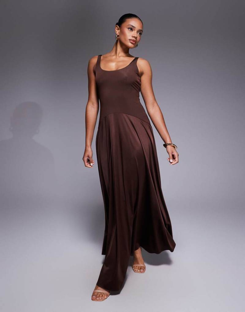 Rare London - Satin-Maxikleid in Schokobraun mit tiefer, seitlich abfallender Taille und U-Ausschnitt-Brown von Rare